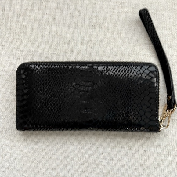 Michael Kors Wristlet Wallet. Black/Gold. Excellent Condition. Bag to match. - Picture 7 of 7